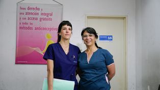 Dolores Chaumet, médica especialista en ginecología y obstetricia, posa junto a la trabajadora social Marina Iraolagoitia frente al Consultorio 15. Foto: Celina Mutti Lovera