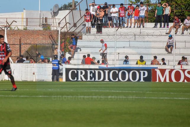 El momento en que corren a los niños de la tribuna Ayacucho.&nbsp; Foto&nbsp;UNO.&nbsp;