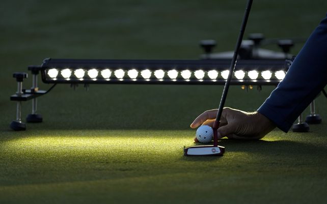 Xander Schauffele trabaja en su putt antes de una ronda de práctica para el torneo de golf Masters