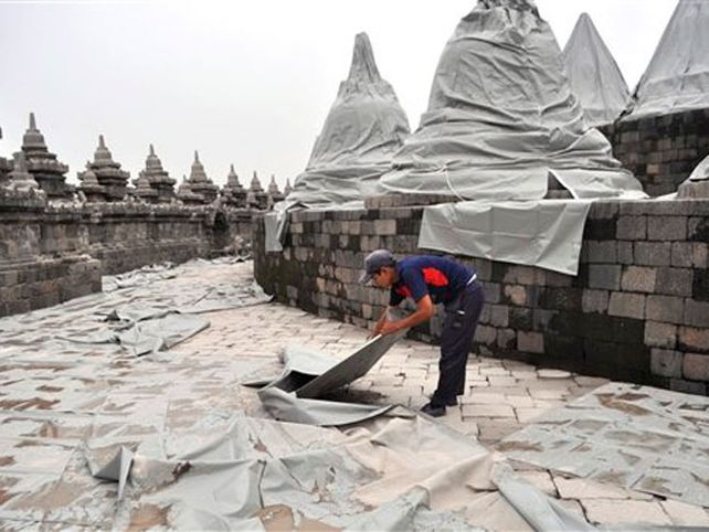 Al menos tres muertos y miles de evacuados por la erupción de un volcán en Indonesia