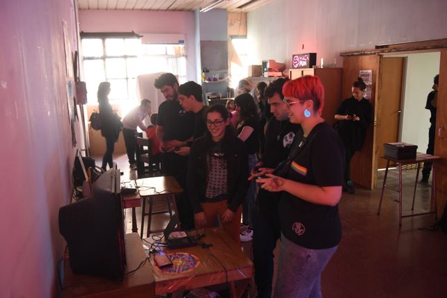 Como en el ciber. Ayer hubo festejo con juegos “retro” con joystick.