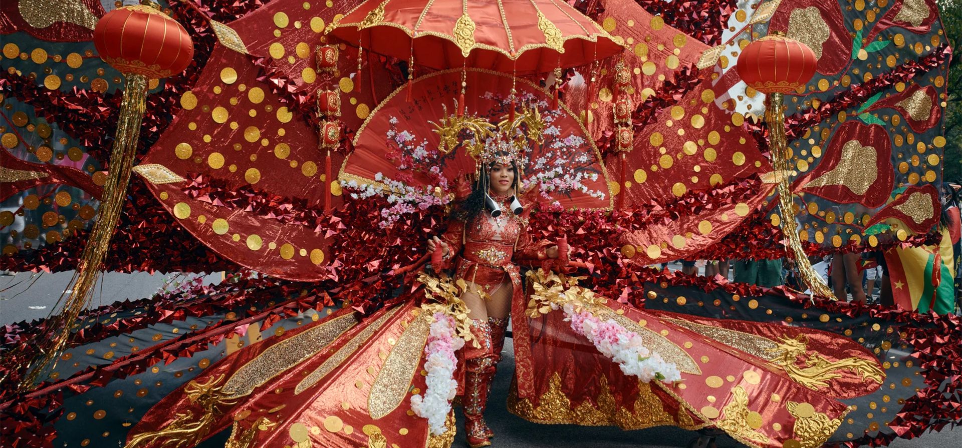 Un juerguista marcha durante el desfile del Día de las Indias Occidentales en Brooklyn, Nueva York, Estados Unidos. Fotografía: Andrés Kudacki/A Un juerguista marcha durante el desfile del Día de las Indias Occidentales en Brooklyn, Nueva York, Estados Unidos. Fotografía: Andrés Kudacki/A