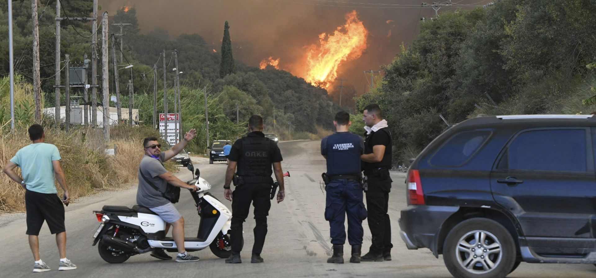 Incendio forestal en la aldea de Theriano, cerca de la ciudad de Patras, en el oeste de Grecia, el martes 12 de agosto de 2025. (Foto AP/Giannis Androutsopoulos Incendio forestal en la aldea de Theriano, cerca de la ciudad de Patras, en el oeste de Grecia, el martes 12 de agosto de 2025. (Foto AP/Giannis Androutsopoulos
