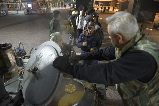 Las filas se arman de manera inmediata. Los veteranos los dividen en hombres y mujeres. Empiezan a servir.&nbsp;