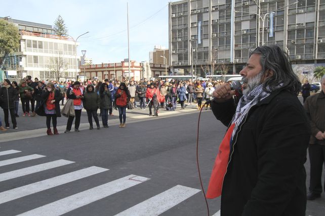 Puntel hablando en la puerta de la casa de gobierno de Entre Ríos.&nbsp;