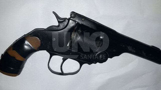 Cóctel peligroso: detuvieron a un chico de 16 años con un revólver en la cintura