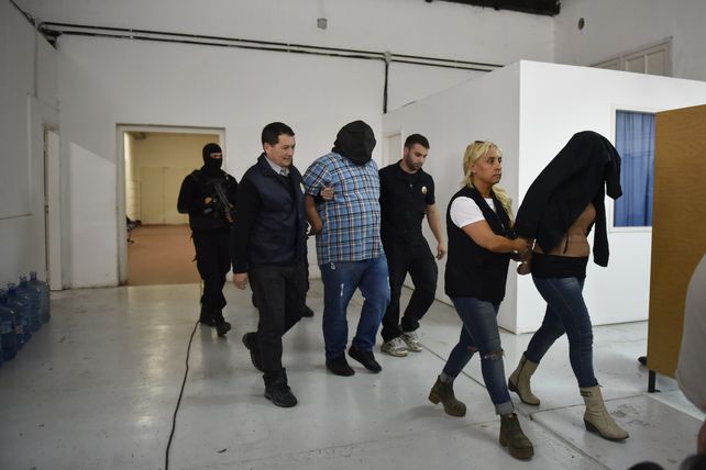 Operativo. Unos 200 efectivos realizaron ayer una veintena de allanamientos en sectores muy exclusivos de la ciudad.