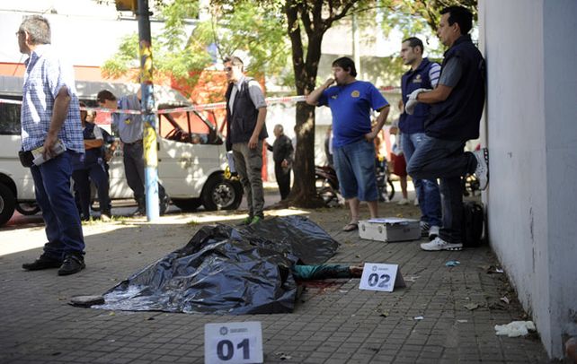 El cuerpo de Ricardo García quedó tendido en la ochava noroeste de Corrientes y Uriburu. A su lado quedó la pistola con la que lo mataron. (Foto: H. Rio)