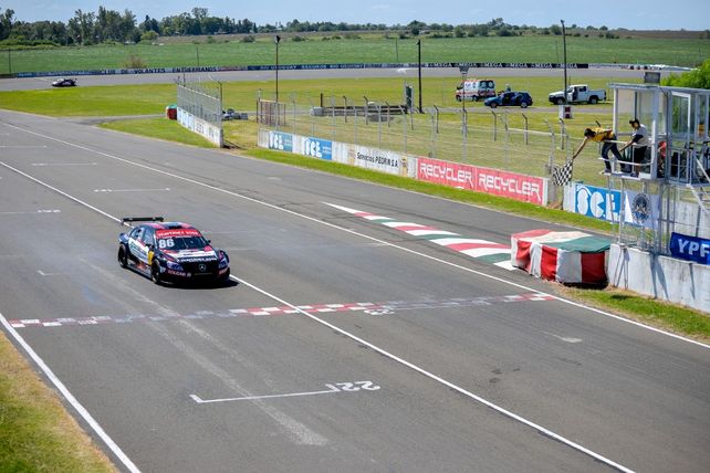 Canapino ganó de punta a punta la primera fecha del Top Race en Paraná