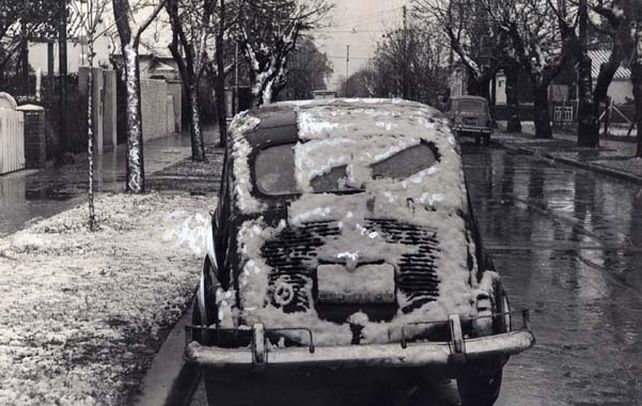 En la Zona sur. Un hombre señala los vidrios nevados de una estanciera estacionada en Rodríguez y Uriburu.