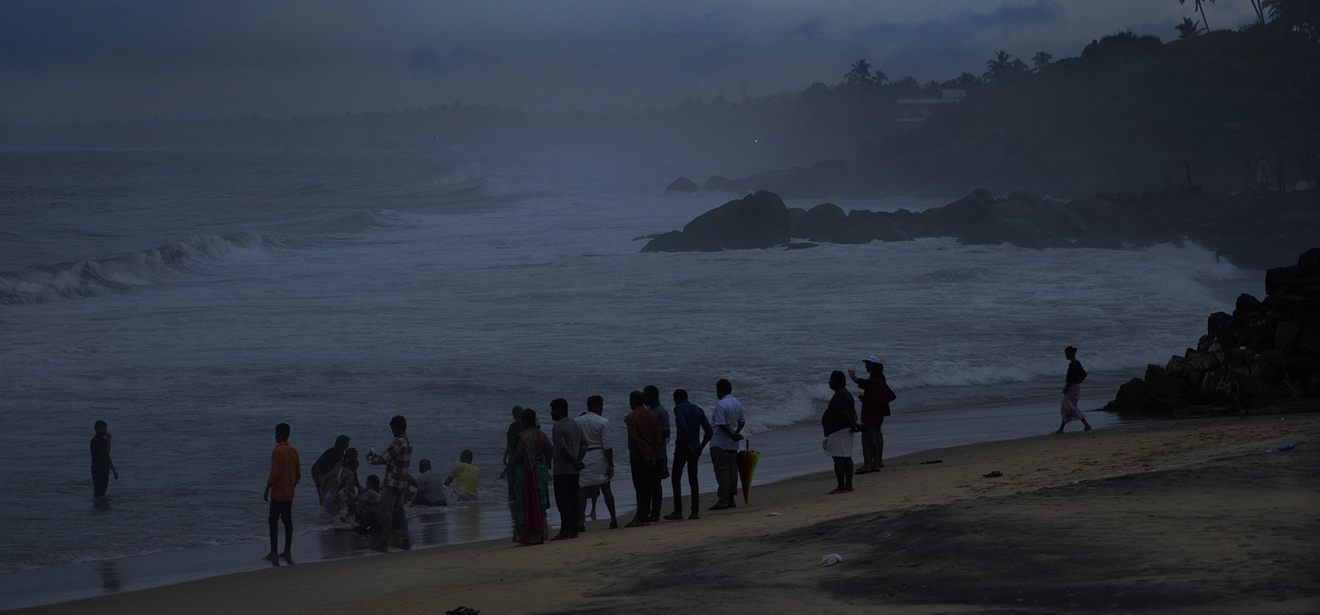 Turistas observan las olas altas mientras otros se sumergen en el agua en la playa de Kovalam, cerca de Thiruvananthapuram, India, el martes 3 de octubre de 2023. (Foto AP/Manish Swarup) Turistas observan las olas altas mientras otros se sumergen en el agua en la playa de Kovalam, cerca de Thiruvananthapuram, India, el martes 3 de octubre de 2023. (Foto AP/Manish Swarup)