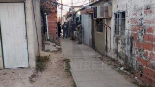 Allanaron un búnker en Paraná y encontraron al menos 200 bochas de cocaína y armas