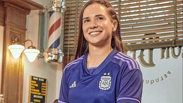 Agostina Holzheier en la presentación de la nueva camiseta de la Selección Argentina