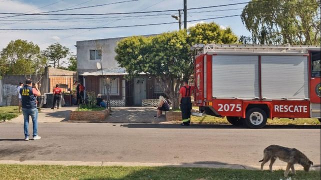 Crimen en San Lorenzo. Bomberos y efectivos policiales en el lugar donde mataron a puñaladas a Armando Carrara.