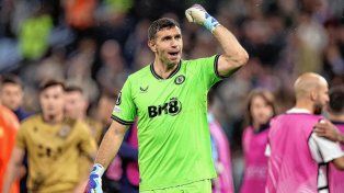 Dibu Martínez está teniendo una notable temporada con Aston Villa.