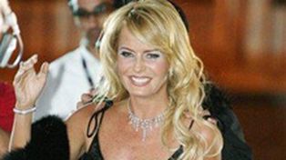 Con caos y empujones, Cecilia Bolocco lanz&oacute; en Chile su marca Apology