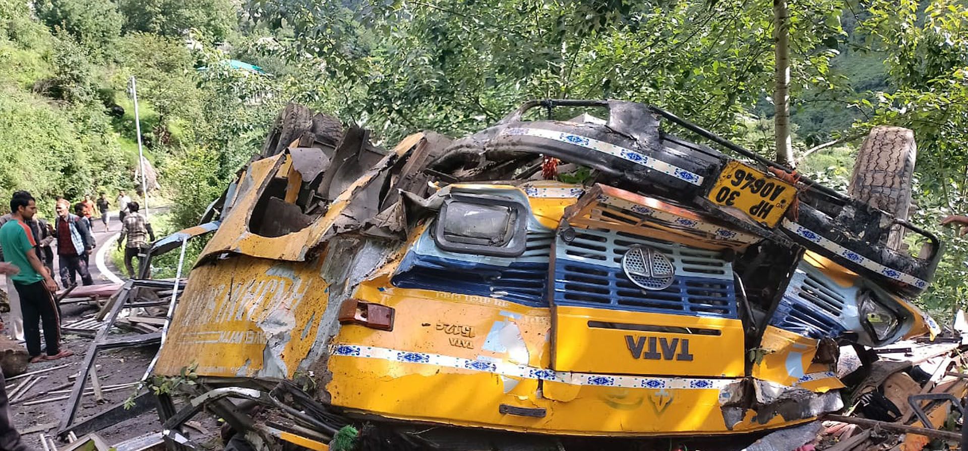 Restos de un autobús de pasajeros que se deslizó por una carretera de montaña y cayó en un profundo desfiladero cerca de Kullu, estado de Himachal Pradesh, India, el lunes 4 de julio de 2022. Más de una docena de personas incluidos los escolares murieron en el accidente.