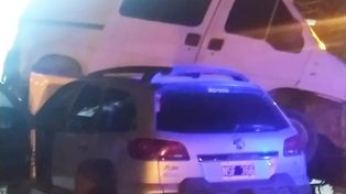 Paraná: auto se incrustó debajo de camioneta estacionada