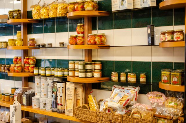 La presentación de los productos es otro punto clave en la estrategia de venta de los negocios delicatessen.