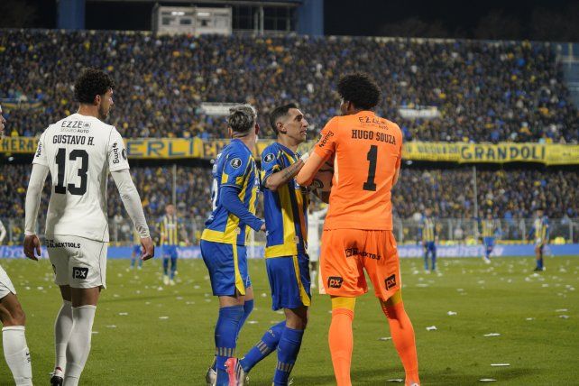 Ángel Di María charla con el arquero Hugo Souza en le partido de ida