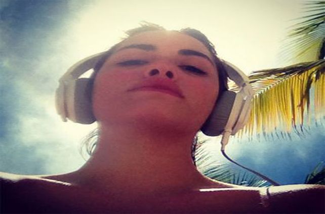 Lali Espósito: sensualidad, arena, sol y música en la playa