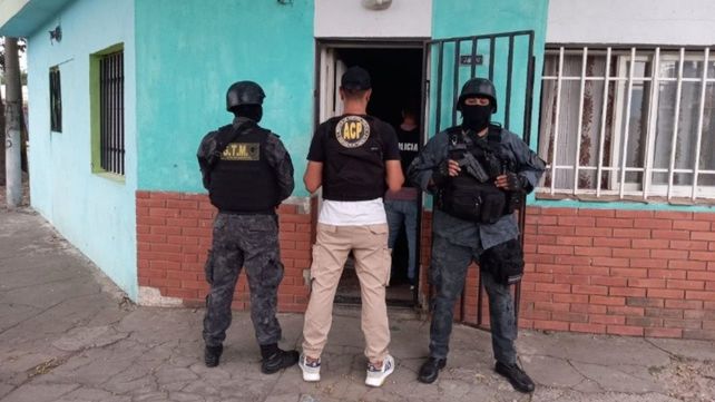Una policía y su hijo, detenidos bajo sospecha de estar vinculados con una banda narco de barrio Ludueña