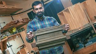 El artesano Agustín Elizalde es luthier. El oficio le permite unir el amor que mamó de generaciones anteriores: la madera, la música y la percusión.