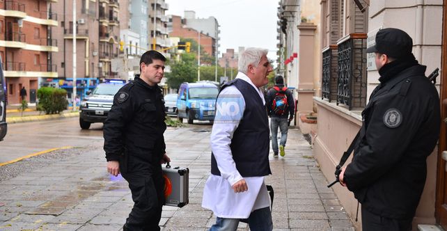 La policía científica de la federal está contando las pastillas. Foto UNO Juan Manuel Hernández. 