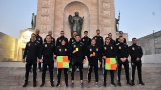 ¡La hora referí! Los árbitros rosarinos posan para la foto de Ovación en el Monumento a la Bandera. La ciudad se convirtió en una escuela del referato con proyección nacional.&nbsp;