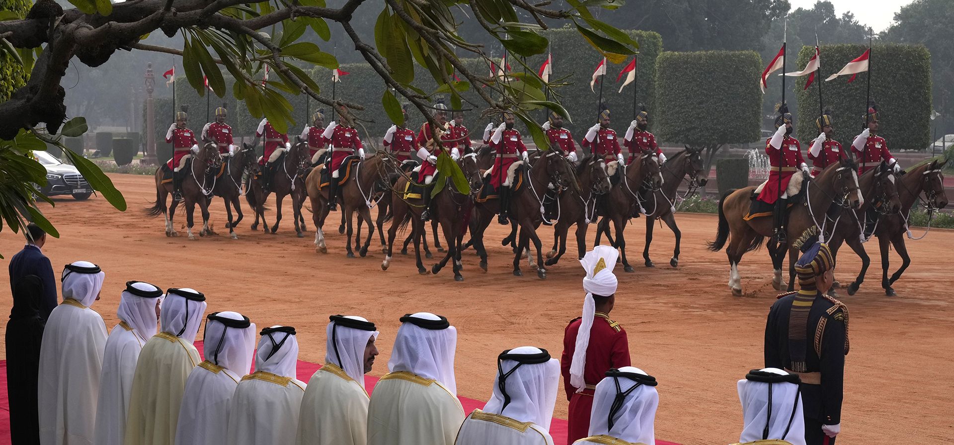 Miembros de la delegación de Qatar que visita el país observan la llegada de la caravana de su emir, el jeque Tamim bin Hamad Al-Thani, escoltada por guardias presidenciales indios a caballo, durante una recepción ceremonial en el palacio presidencial indio en Nueva Delhi, India, el martes 18 de febrero de 2025. (Foto AP/Manish Swarup) Miembros de la delegación de Qatar que visita el país observan la llegada de la caravana de su emir, el jeque Tamim bin Hamad Al-Thani, escoltada por guardias presidenciales indios a caballo, durante una recepción ceremonial en el palacio presidencial indio en Nueva Delhi, India, el martes 18 de febrero de 2025. (Foto AP/Manish Swarup)