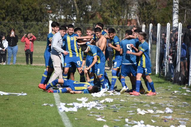 Los pibes de la 7ª de Central festejan el triunfo sobre la hora