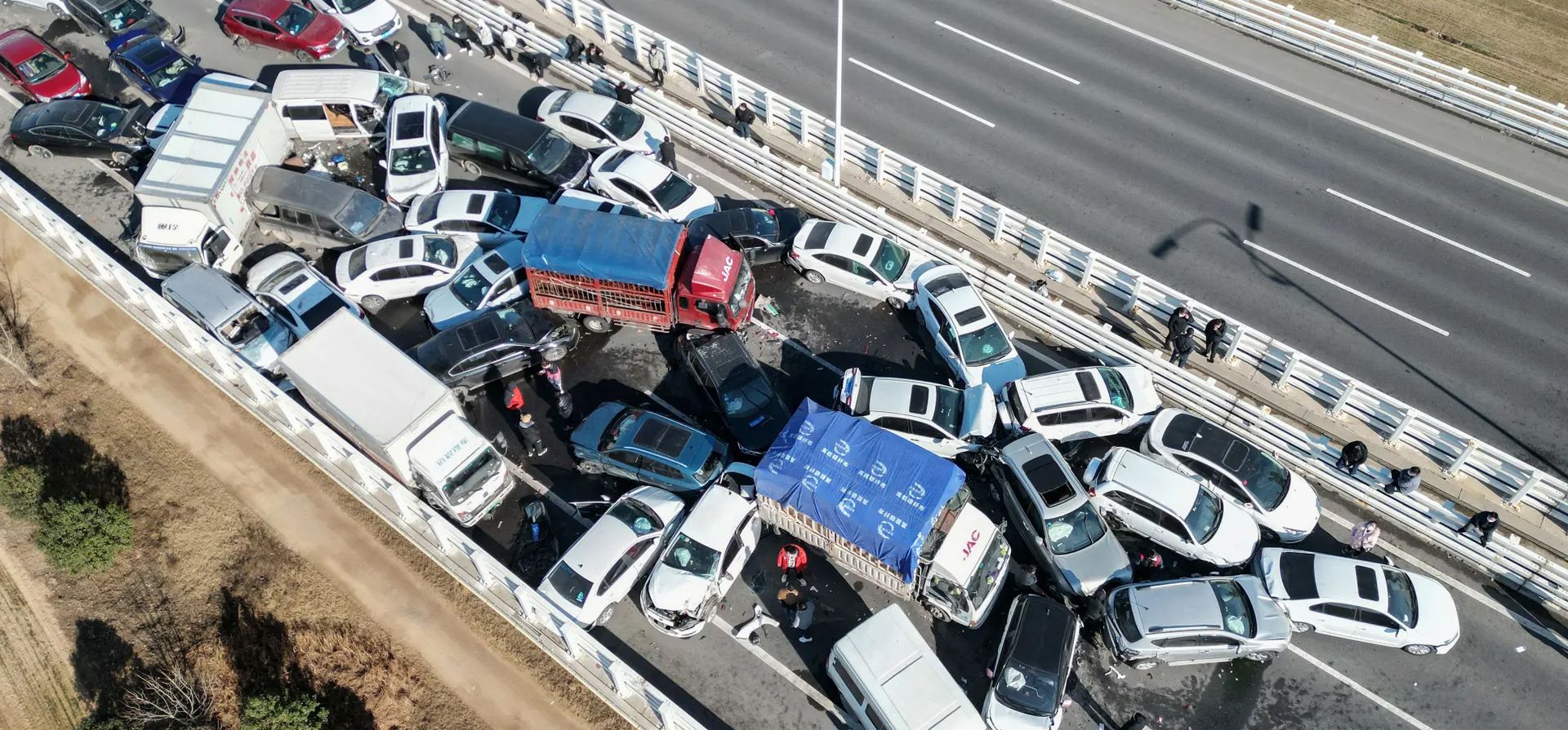 Zhengzhou, China. Las secuelas de una colisión de unos doscientos vehículos en el puente del río amarillo Zhengxin en la provincia central china de Henan. Fotografía: AFP/Getty