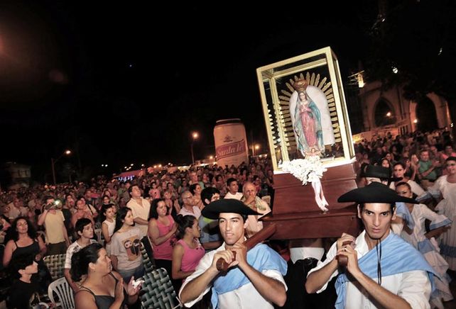 La Plaza del Folclore se llenó de gente, música y solidaridad en la primera noche del Festival de Guadalupe
