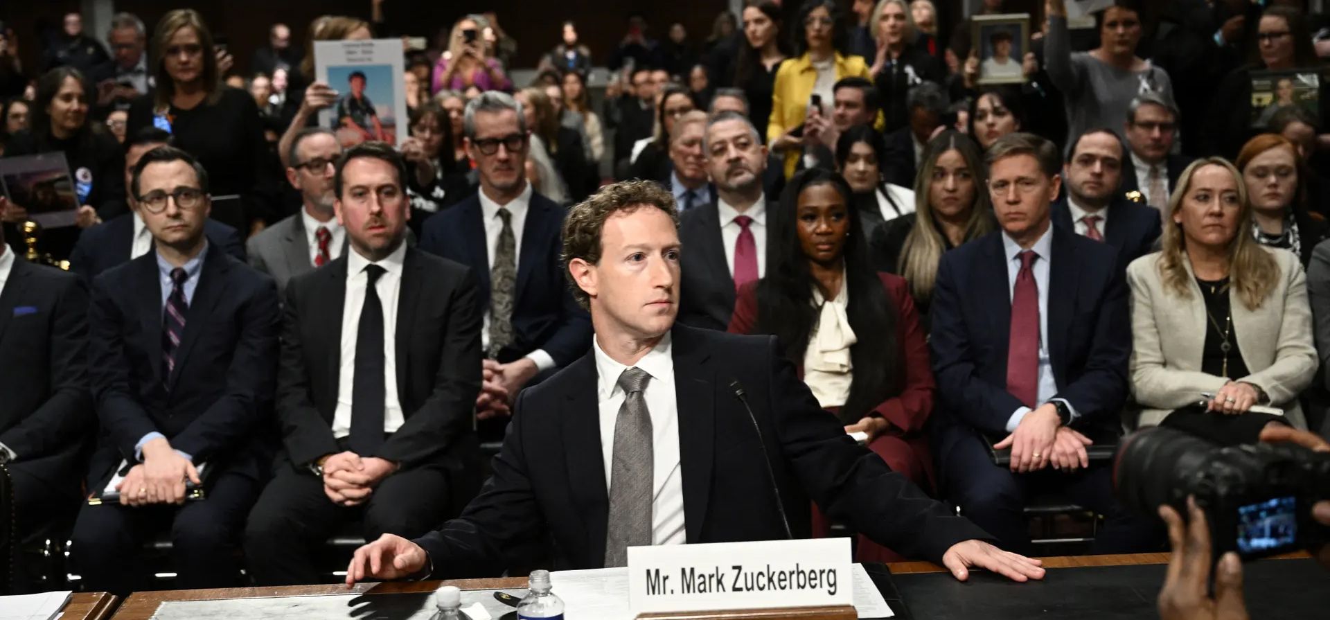 Mark Zuckerberg, CEO de Meta, asiste a la audiencia del comité judicial del Senado sobre las grandes tecnológicas y la crisis de explotación sexual infantil en línea, Washington, DC, EE.UU. Fotografía: Brendan Smialowski/AFP/Getty Mark Zuckerberg, CEO de Meta, asiste a la audiencia del comité judicial del Senado sobre las grandes tecnológicas y la crisis de explotación sexual infantil en línea, Washington, DC, EE.UU. Fotografía: Brendan Smialowski/AFP/Getty