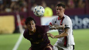 El Colo Ramírez disputa la pelota ante José Canale en el triunfo leproso en la Fortaleza ante Lanús.