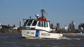 Buscan a kitesurfista que se tiró al río para recuperar su vela y desapareció Buscan a kitesurfista que se tiró al río para recuperar su vela y desapareció