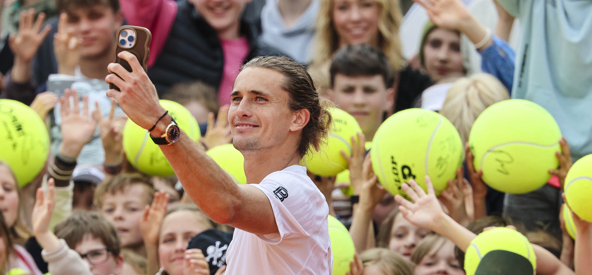El alemán Alexander Zverev se toma una foto con sus seguidores tras derrotar al estadounidense Aleksandar Kovacevic en la primera ronda del torneo individual masculino del ATP Tour en Hamburgo, Alemania, el lunes 19 de mayo de 2025. (Frank Molter/dpa vía AP) El alemán Alexander Zverev se toma una foto con sus seguidores tras derrotar al estadounidense Aleksandar Kovacevic en la primera ronda del torneo individual masculino del ATP Tour en Hamburgo, Alemania, el lunes 19 de mayo de 2025. (Frank Molter/dpa vía AP)