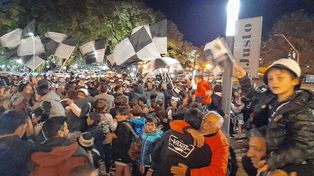 Los hinchas del CAE le mostraron todo su afecto al equipo.