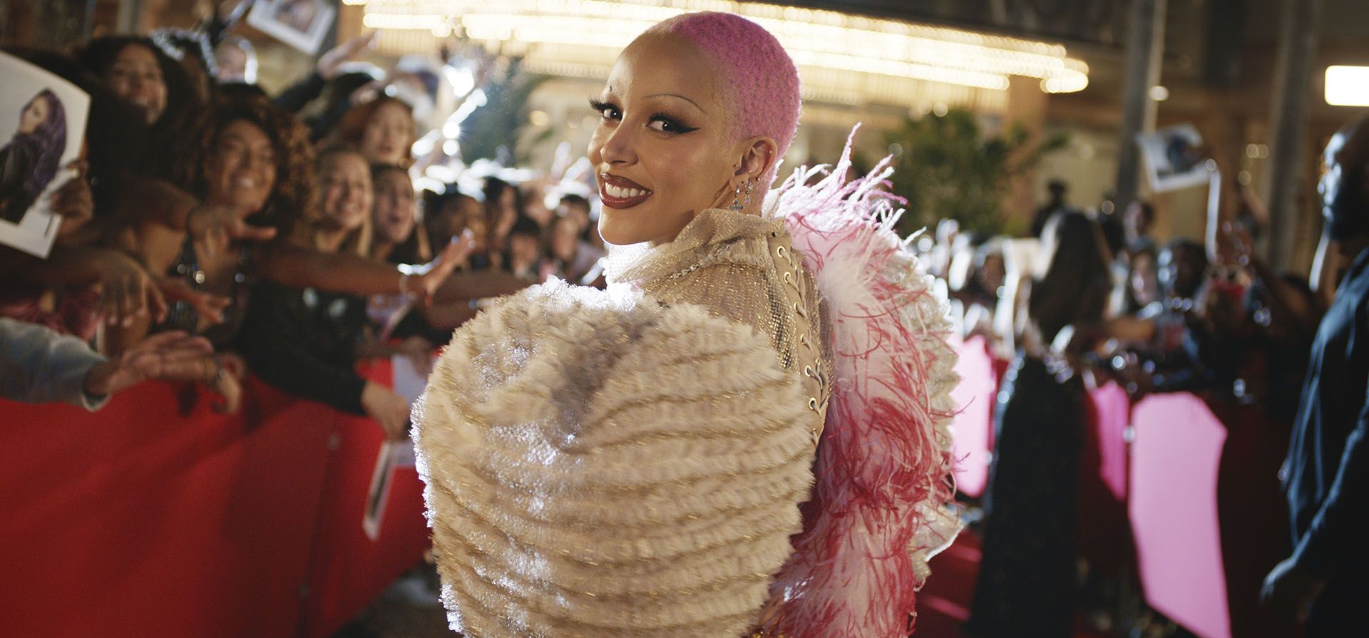 Foto proporcionada por Google muestra a Doja Cat en una escena del anuncio de fútbol de la Super Bowl NFL 2023 de Google. El domingo 12 de febrero se llevará a cabo el evento deportivo que más dinero genera en el mundo. (Google vía AP)