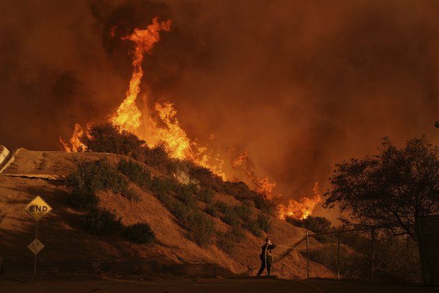 Más de 14.000 efectivos trabajan en el incendio de Los Ángeles.
