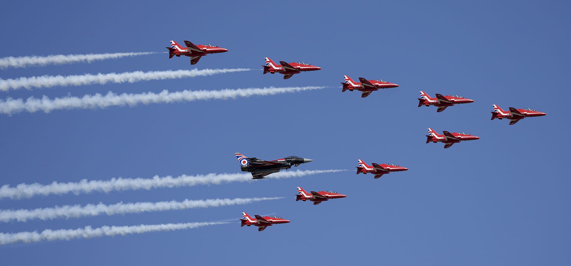 Una vista del paso elevado de las Flechas Rojas, en el Salón Aeronáutico Internacional de Farnborough en Farnborough, Inglaterra, el lunes 18 de julio de 2022.