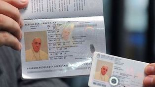 El Papa Francisco renovó su pasaporte para viajar por el mundo como argentino