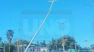 Borracho chocó con una luminaria que quedó muy dañada