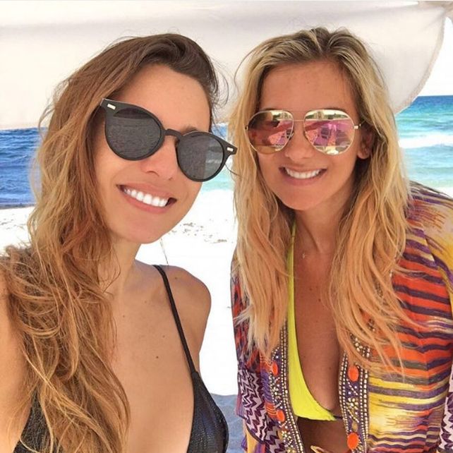 Pampita disfruta de la playa, la noche y amigas mientras la esperan en el Bailando