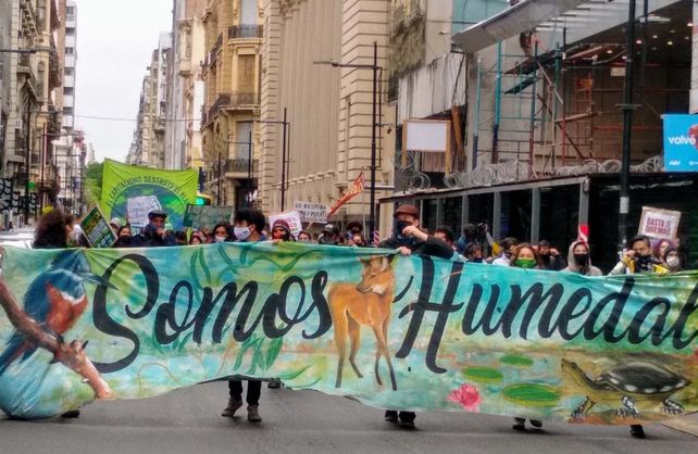 Imágenes de marchas de la Multisectorial de Humedales Santa Fe
