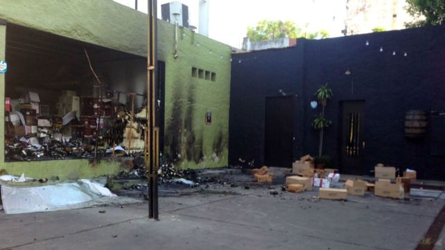 Se incendió el depósito de una vinería del centro y provocó grandes pérdidas materiales