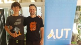 De acá. Tomás Ré y su entrenador Matías Urchipía, felices por el gran torneo que se realizó en Punta del Este.&nbsp; &nbsp;