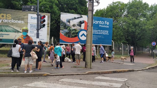 Vecinas y Vecinos autoconvocados reclaman la quita del vallado y la reubicación del natatorio olímpico en un sector del parque Independencia.&nbsp;