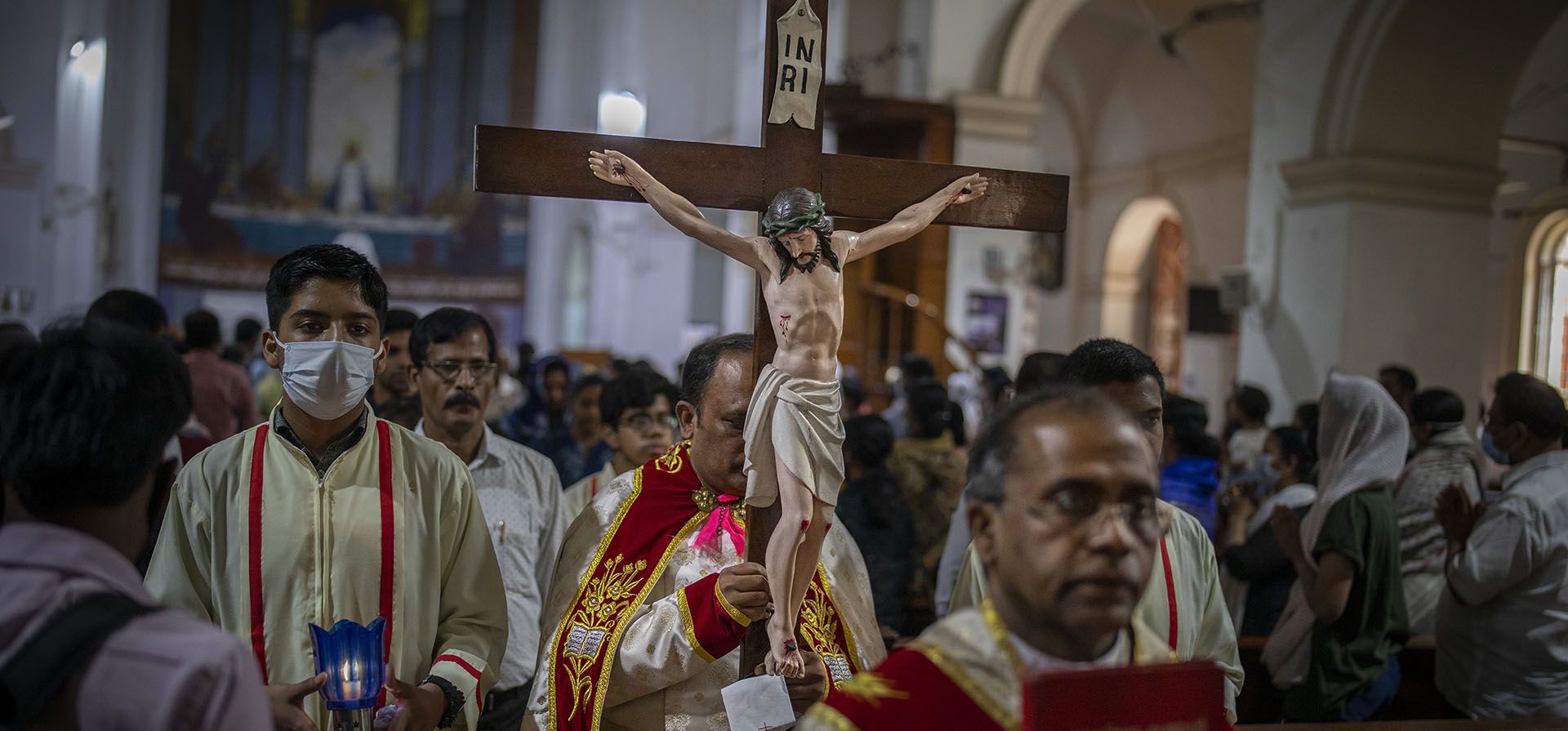 Un sacerdote católico lleva un crucifijo durante una procesión del Viernes Santo en la Catedral del Sagrado Corazón en Nueva Delhi, India, el viernes 15 de abril de 2022. Los cristianos de todo el mundo conmemoran el día en que Jesucristo fue crucificado, conocido como el Viernes Santo.