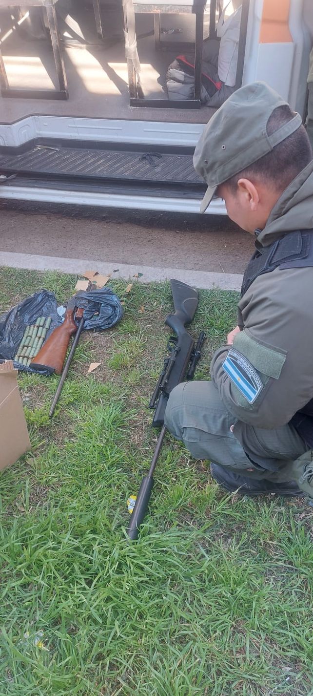 Hallan tres armas en un transporte escolar mientras investigaban una denuncia por amenazas